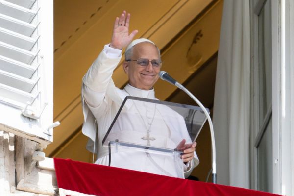 El Papa saluda desde el balcón de su estudio privado en el Palacio Apostólico del Vaticano | Crédito: Vatican Media