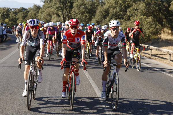 El líder de la general, el danés Jonas Vingegaard (c), el segundo clasificado, el portugués Joao Almeida (d), y el tercero, Tom Pidcock (i), durante la última etapa de la Vuelta a España que se disputa entre las localidades madrileñas de Alalpardo y Madrid, con un recorrido 103,6 Km, este domingo.- EFE/Javier Lizón