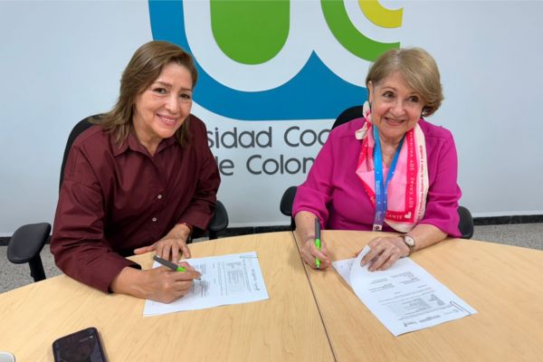 Martha García Valencia, directora administrativa de Cajamag y Adriana Santarelli Franco, directora de la UCC.  