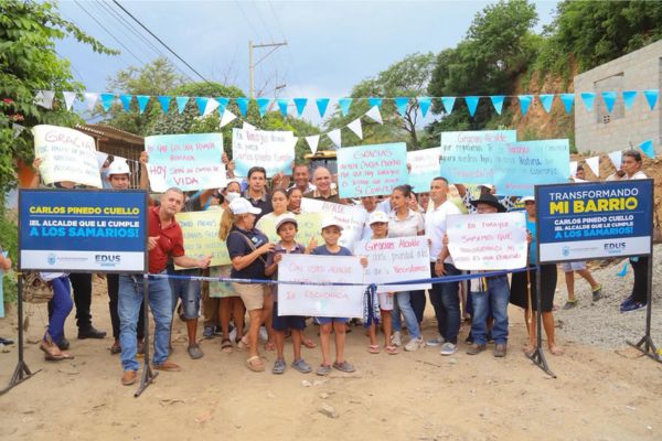 Carlos Pinedo Cuello, alcalde de Santa Marta en compañía de los moradores del barrio.  