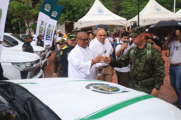 Carlos Pinedo Cuello, alcalde de Santa Marta entregando los automotores a la fuerza pública. Foto derechos reservados EL INFORMADOR. 
