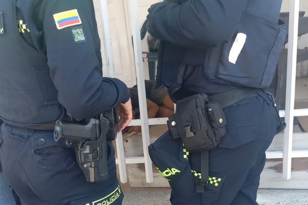 El hombre durmiendo a la vista de los uniformados de la Policía Metropolitana de Santa Marta.
