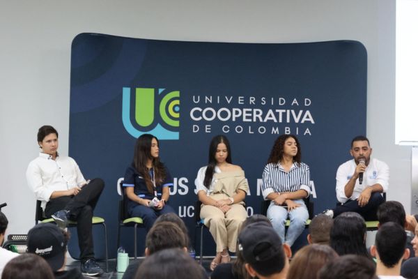 Manuel Mendoza, estudiante de Ingeniería Civil; Valery Campo, estudiante de Medicina; Sofía Cotes, estudiante de Contaduría Pública y funcionarios de la Secretaría de Promoción Social de Santa Marta. Foto cortesía. 