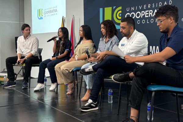 Manuel Mendoza, estudiante de Ingeniería Civil; Valery Campo, estudiante de Medicina; Sofía Cotes, estudiante de Contaduría Pública y funcionarios de la Secretaría de Promoción Social de Marta. Foto cortesía. Santa