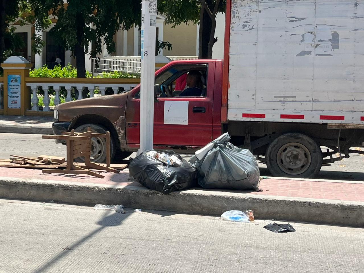Frente al Liceo Celedón, bolsas de desechos fueron dejadas en el separador, afectando la movilidad peatonal y el paisaje urbano.  La falta de cultura ciudadana volvió a quedar en evidencia en la Avenida del Libertador, donde fueron amontonadas varias bolsas de basura sobre el separador vial frente al Liceo Celedón.  La situación, que ha generado molestia entre residentes y transeúntes, no solo ofrece un panorama desagradable en uno de los sectores más concurridos de la ciudad, sino que también obstaculiza el paso de quienes transitan por la zona.  Autoridades y líderes comunitarios insisten en el llamado a los ciudadanos para que hagan uso de los puntos de recolección adecuados y se abstengan de depositar residuos en separadores, parques o andenes.  Estos comportamientos, además de incumplir las normas de convivencia, deterioran la imagen del espacio público y afectan la movilidad en una de las principales vías de Santa Marta.Frente al Liceo Celedón, bolsas de desechos fueron dejadas en el separador, afectando la movilidad peatonal y el paisaje urbano.  La falta de cultura ciudadana volvió a quedar en evidencia en la Avenida del Libertador, donde fueron amontonadas varias bolsas de basura sobre el separador vial frente al Liceo Celedón.  La situación, que ha generado molestia entre residentes y transeúntes, no solo ofrece un panorama desagradable en uno de los sectores más concurridos de la ciudad, sino que también obstaculiza el paso de quienes transitan por la zona.  Autoridades y líderes comunitarios insisten en el llamado a los ciudadanos para que hagan uso de los puntos de recolección adecuados y se abstengan de depositar residuos en separadores, parques o andenes.  Estos comportamientos, además de incumplir las normas de convivencia, deterioran la imagen del espacio público y afectan la movilidad en una de las principales vías de Santa Marta.