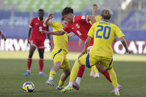 Oleksiy Gusev (d) de Ucrania disputa el balón con Karlo Kuranyi de Panamá este martes, en un partido de la Copa Mundial Sub-20 entre Panamá y Ucrania en el estadio Elías Figueroa Brander en Valparaiso (Chile). EFE/ Adriana Thomasa
