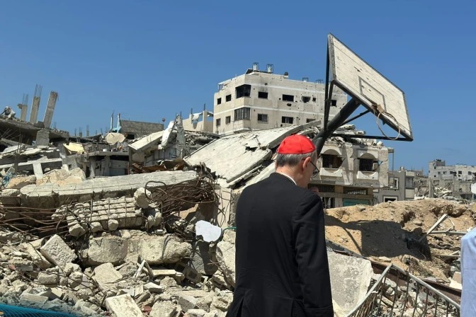 El Cardenal Pizzaballa recorriendo las ruinas dejadas por los bombardeos en Gaza este 2025. | Crédito: Patriarcado Latino de Jerusalén.