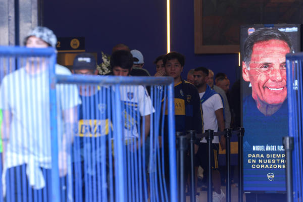 Personas salen del velorio del entrenador argentino Miguel Ángel Russo este jueves, en 'La Bombonera' en Buenos Aires (Argentina). El club argentino Boca Juniors abrió su estadio 'La Bombonera', en Buenos Aires, para dar el último adiós a su entrenador, Miguel Ángel Russo, fallecido el miércoles a los 69 años, y donde se espera que los hinchas acudan a despedirlo y agradecerle los títulos obtenidos en el club. EFE/ Juan Ignacio Roncoroni