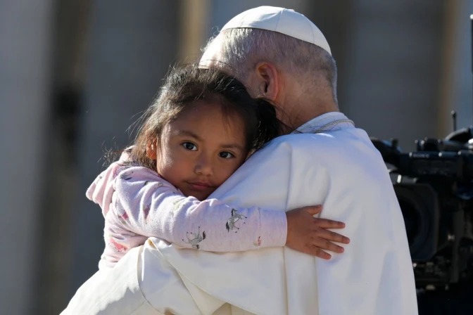 El Papa León XIV abraza a una niña durante una Audiencia General | Crédito: Vatican Media