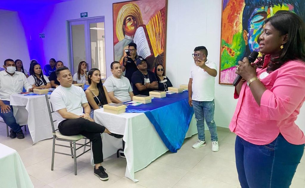 La directora de Comfaguajira, Diana Tello Córdoba, presentó la programación oficial de InterArtes 2025, un evento que celebra el arte, la cultura y el talento guajiro. Foto: LaGuajiraHoy