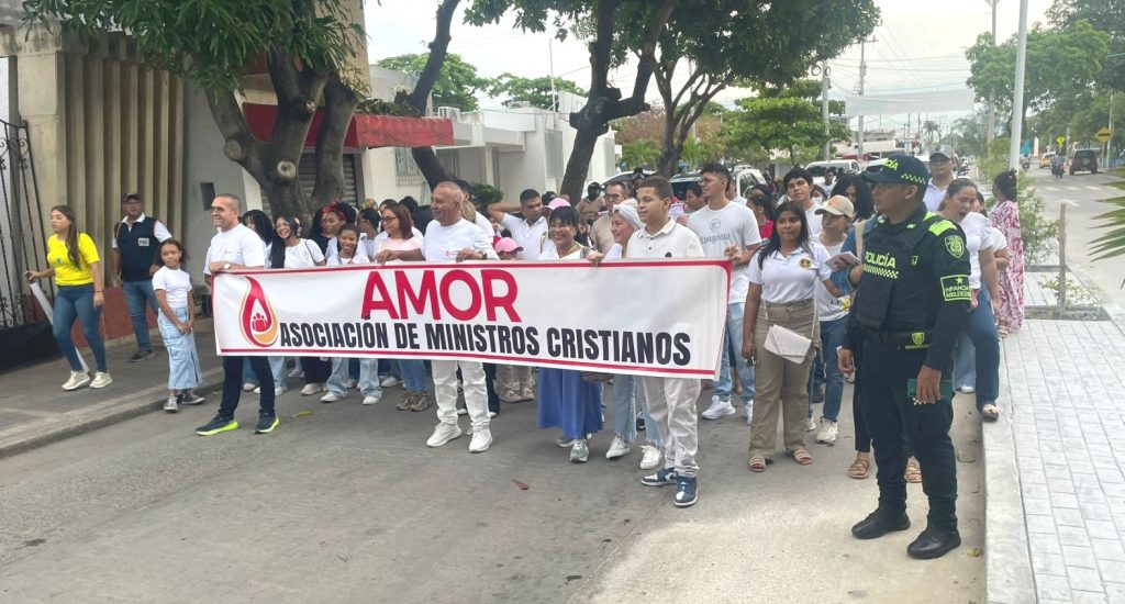 Con pancartas y consignas positivas, los participantes recorrieron las principales calles de Riohacha promoviendo el bienestar emocional.Foto: LaGuajiraHoy