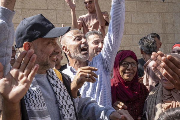 Llegada de rehenes palestinos a Ramala, Palestina, este lunes. La mayoría de las familias que aguardaron este lunes la llegada de sus seres queridos en Ramala, capital de Cisjordania ocupada, apenas supieron un día antes que iban a ser liberados. Poco después de que Hamás entregara esta mañana a 20 rehenes israelíes, cerca de 90 palestinos recobraron aquí su libertad entre cánticos y vítores. EFE/ Patricia Martínez