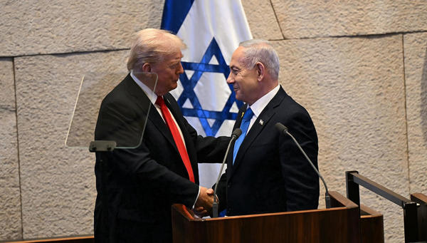 El presidente de Estados Unidos, Donald Trump (i), y su homólogo israelí, Benjamín Netanyahu, este lunes en el Parlamento israelí (Knéset) en Jerusalén. Trump emprendió este lunes una visita relámpago a Israel para reunirse con familiares de los rehenes y dar un discurso en el Parlamento israelí (Knéset) antes de poner rumbo a Egipto, donde tendrá lugar la Cumbre de la Paz. EFE/ Oficina del primer ministro israelí