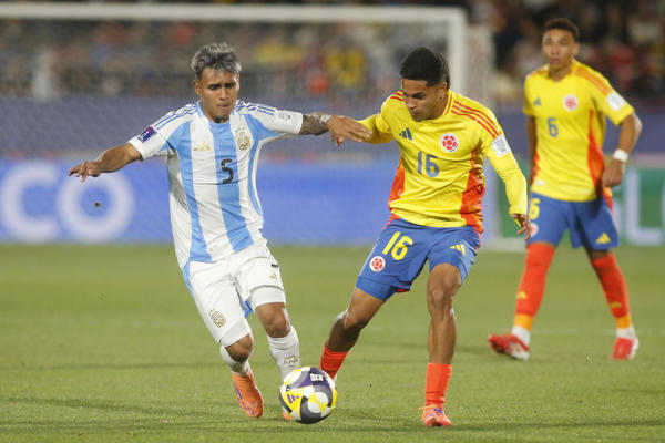 Milton Delgado (i) de Argentina disputa el balón con Joel Romero de Colombia este miércoles, en un partido de las semifinales de la Copa del Mundo Sub-20 entre Argentina y Colombia en el estadio Nacional Julio Martínez Prádanos, en Santiago (Chile). EFE/ Esteban Garay