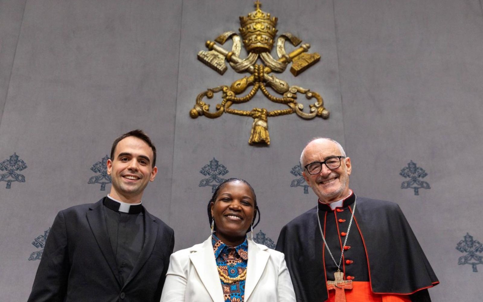 El P. Matti Ferrari, capellán de la ONG de salvamento de migrantes ‘Mediterranea’ junto con el Cardenal Michael Czerny, | Crédito: Daniel Ibañez/ EWTN News