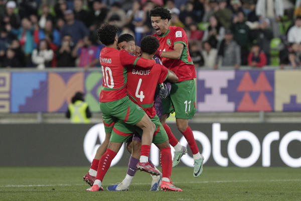 Jugadores de Marruecos celebran este miércoles, tras ganar un partido de las semifinales de la Copa del Mundo Sub-20 contra Francia en el estadio Elias Figueroa Brander en Valparaíso (Chile). EFE/ Adriana Thomasa