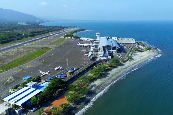 Fotografía tipo contrapicado del aeropuerto ‘Simón Bolívar’ de Santa Marta. Foto archivo EL INFORMADOR
