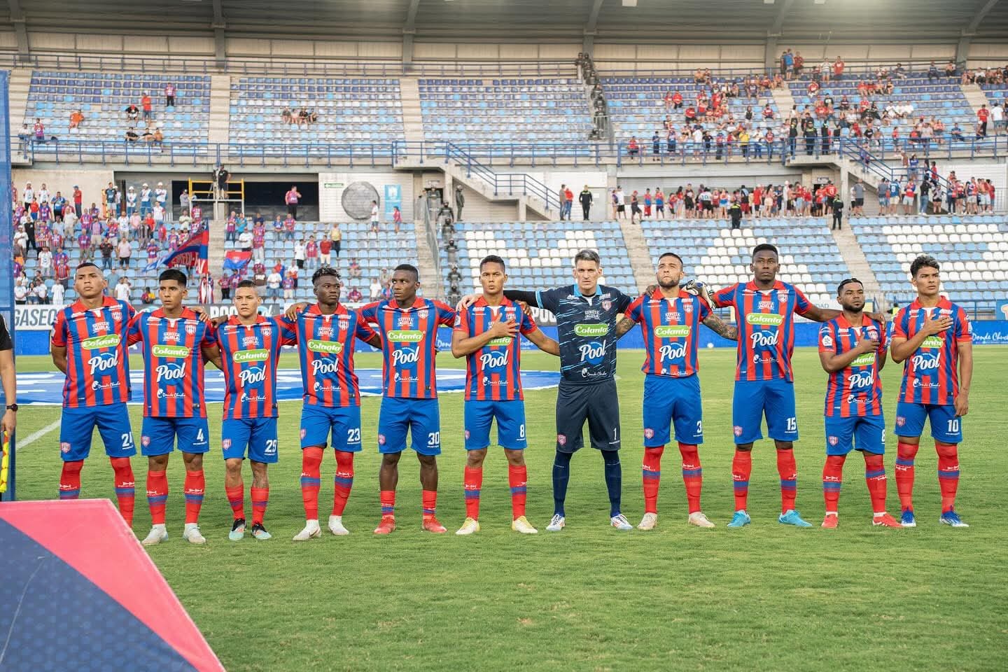 Jugadores del Unión Magdalena entonando el himno a Santa Marta en un partido por la liga colombiana. Foto tomada de Unión Magdalena S.A en Facebook