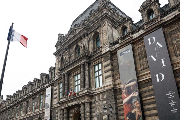 Fachadaa del museo del Louvre que ha sido objeto este domingo por la mañana de un atraco en el que no ha habido heridos, ha anunciado la ministra francesa de Cultura, Rachida Dati, y eso ha conducido a cerrar el museo durante toda la jornada. EFE/Mohammed Badra