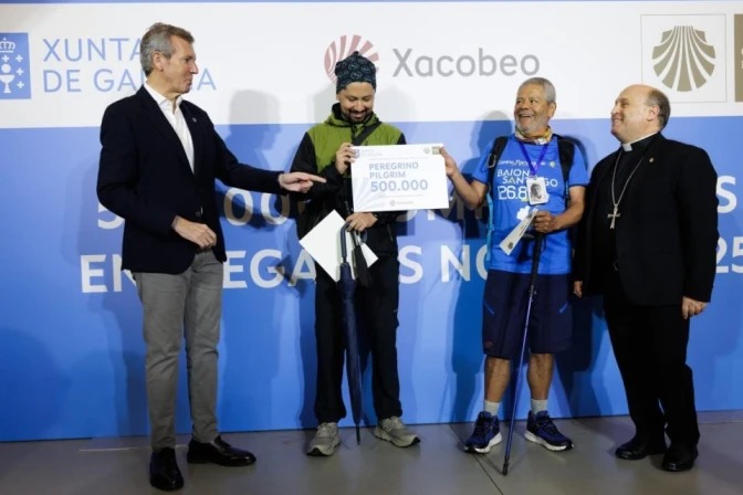 Jaime Forero y su hijo Nicolás recorrieron el Camino de Santiago en memoria de su esposa y madre fallecida . | Crédito: Junta de Galicia.