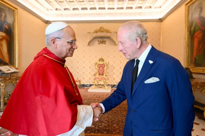 El Papa León XIV y el Rey Carlos III durante un encuentro histórico que incluyó un momento de oración en el Vaticano, el jueves 23 de octubre de 2025. | Crédito: Vatican Media