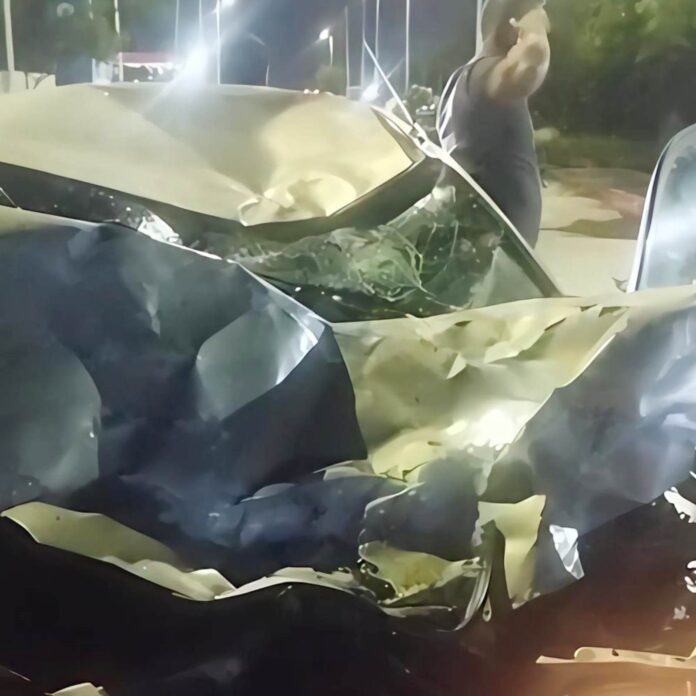 Semidestruido quedó el automóvil que resultó involucrado en el segundo accidente de tránsito.