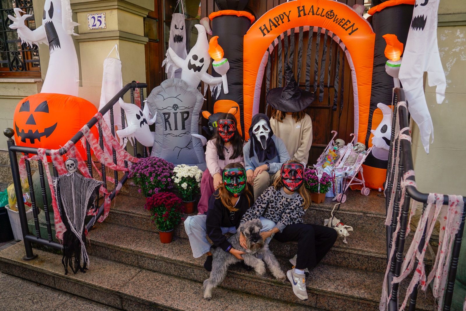 El negro representa lo desconocido, la muerte, el vacío que acecha. Por su parte, el naranja alude al fuego de las hogueras que encendían para protegerse de los espíritus. EFE/Paco Paredes