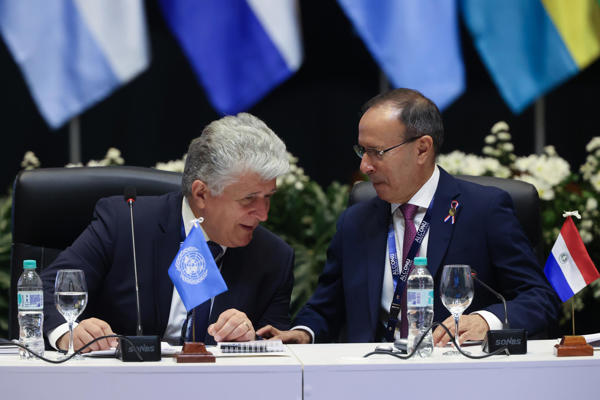 El representante especial del Secretario General de la ONU y jefe de la Misión de Verificación de la ONU en Colombia, Miroslav Jenca (i), habla con el ministro de defensa de Paraguay, Óscar González (d), durante la ceremonia de apertura de la III Conferencia Ministerial de América Latina y el Caribe sobre Operaciones de Mantenimiento de la Paz de la ONU, este miércoles en Luque (Paraguay). EFE/ Juan Pablo Pino