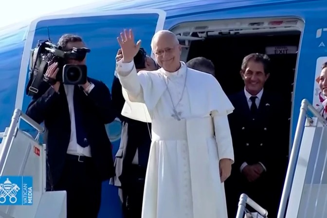 El Papa León XIV se despide del Líbano antes de ingresar al avión que lo lleva de regreso a Roma. | Crédito: Vatican News (captura de video)
