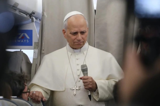 El Papa León XIV en la rueda de prensa en el avión en el que volvió a Roma. | Crédito: Elías Turk / EWTN News.