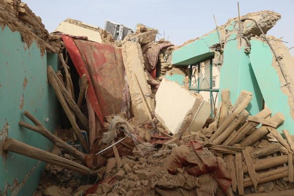 Imagen de un edificio dañado tras el terremoto ocurrido en Samangan, Afganistán, el 3 de noviembre de 2025. Un sismo de magnitud 6,3 sacudió las cercanías de Mazar-e-Sharif, en el norte de Afganistán, la madrugada del 3 de noviembre, dejando al menos 20 muertos y cientos de heridos, según la autoridad de gestión de desastres del país. El terremoto, con epicentro a 28 kilómetros de profundidad, dañó viviendas y la histórica Mezquita Azul, y se sintió en Tayikistán, Uzbekistán y Turkmenistán. Las autoridades temen que la cifra de muertos aumente, ya que Afganistán, que se encuentra debilitado por su limitada capacidad de respuesta ante desastres desde la toma del poder por los talibanes en 2021, enfrenta importantes desafíos para su recuperación. (Terremoto/sismo, Afganistán, Tayikistán) EFE/EPA/SRT