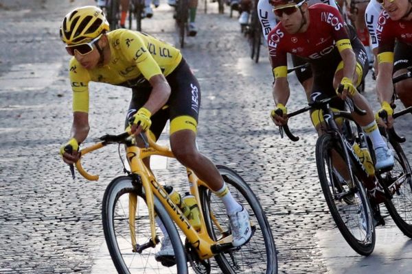 Egan Bernal hace historia a los pies del Arco del Triunfo en París. EFE/EPA/GUILLAUME HORCAJUELO