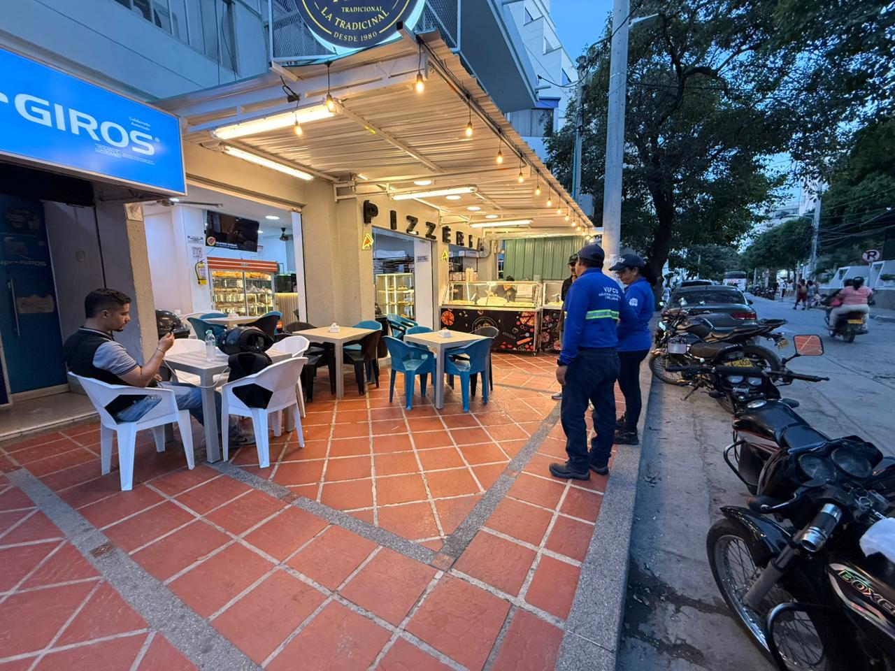 Funcionarios de la Vepcu recorrieron los puntos críticos de El Rodadero, recordando a los comerciantes las normas sobre el uso del espacio público. Foto/VEPCU