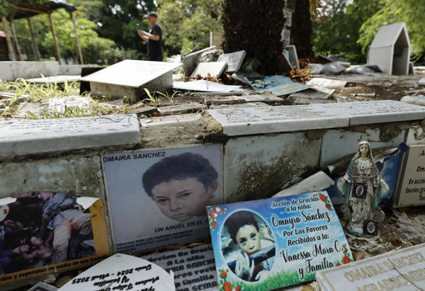 Fotografía del 5 de noviembre de 2025 que muestra lápidas con el imagen de Omaira en un altar, en Armero (Colombia). La imagen de la pequeña Omaira sepultada por el lodo y condenada a morir en Armero (Colombia) tras la erupción del Nevado del Ruiz hace 40 años se quedó grabada en el subconsciente colectivo de toda una generación y sobre todo en la memoria de dos periodistas que cubrieron la tragedia. EFE/ Mauricio Dueñas Castañeda.