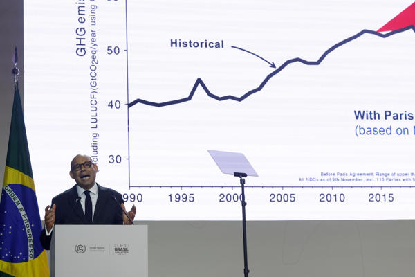 El secretario ejecutivo de la Convención de Naciones Unidas sobre el Cambio Climático, Simon Stiell, habla durante el inicio de conferencias de la COP30 este lunes, en Belém (Brasil). "Es esencial obtener resultados sólidos y claros en todas estas cuestiones", afirmó Stiell en la apertura oficial de la trigésima cumbre climática de la ONU. EFE/ Antonio Lacerda.
