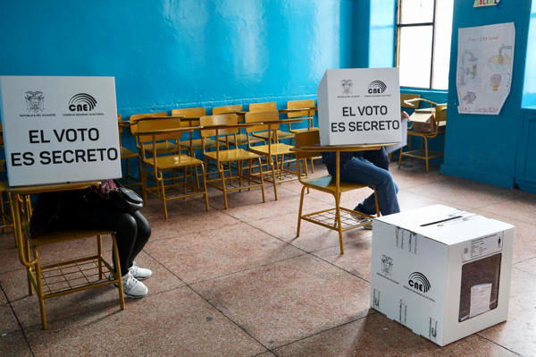 Una persona vota para el referéndum este domingo, en Quito (Ecuador). La votación en Ecuador para el referéndum convocado por el presidente Daniel Noboa comenzó con más de 13,9 millones de ecuatorianos llamados a las urnas para responder a cuatro preguntas, entre ellas las que plantean establecer una Asamblea Constituyente que elabore una nueva constitución y permitir nuevamente la instalación de bases militares extranjeras. EFE/ Gianna Benalcazar