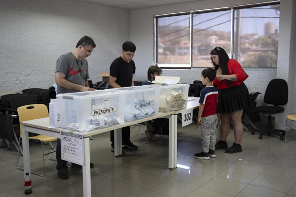 Personas votan este domingo, en Viña del Mar (Chile). Un total de 3.498 centros de votación abrieron sus puertas para dar comienzo a las elecciones presidenciales y legislativas en Chile, en las que se escogerá al sucesor del progresista Gabriel Boric y se renovará el Parlamento. EFE/ Adriana Thomasa.