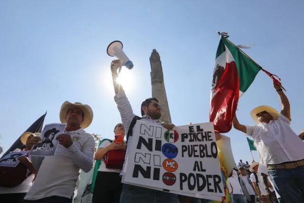 Un grupo de personas participa en una protesta este sábado, en la ciudad de Guadalajara (México). EFE/ Francisco Guasco
