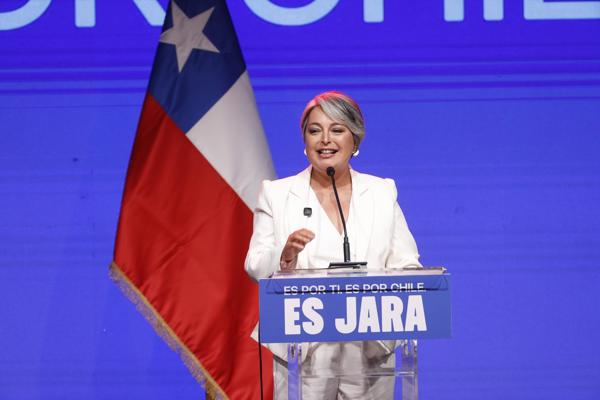 La candidata a la Presidencia de Chile por el partido Unidad por Chile, Jeannette Jara, habla tras conocer los resultados de las elecciones este domingo, en Santiago (Chile). La izquierdista Jeannette Jara, que se impuso en primera vuelta por muy poco margen al ultraderechista José Antonio Kast, dijo que Chile es un país