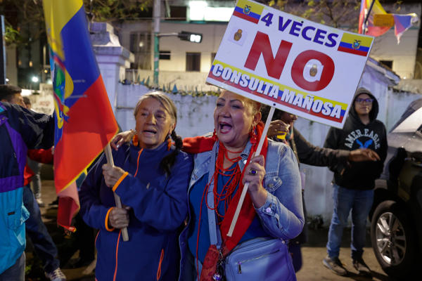 Simpatizantes del Movimiento Revolución Ciudadana celebran el triunfo del 'No' en el referéndum este domingo, en Quito (Ecuador). EFE/ José Jácome.