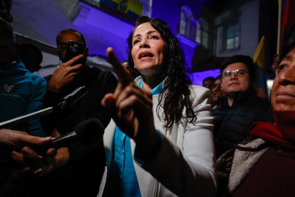 La presidenta del Movimiento Revolución Ciudadana, Luisa Gonzalez, habla con periodistas al conocer el triunfo del 'No' en el referéndum este domingo, en Quito (Ecuador). La excandidata presidencial correísta González declaró a EFE que