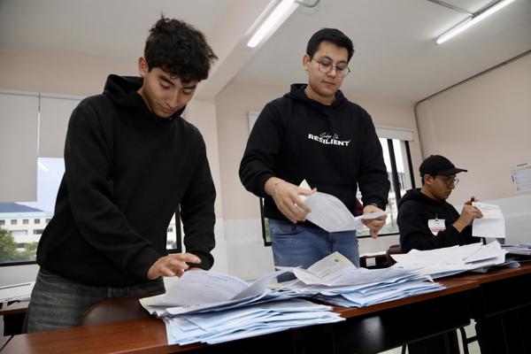 Jurados electorales realizan el conteo de votos del referéndum este domingo, en Quito (Ecuador). Ecuador se encuentra a la espera de los resultados del referéndum a iniciativa del presidente Daniel Noboa para decidir, entre otras cuestiones, si el país va a una Asamblea Constituyente que elabore una nueva constitución y si acepta que vuelvan a instalarse bases militares extranjeras en el territorio nacional. EFE/ Gianna Benalcazar.