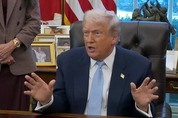 Captura de video tomada de una transmisión en la cuenta oficial @WhiteHouse en la red social X de la Casa Blanca del presidente de Estados Unidos, Donald Trump, hablando durante una rueda de prensa este lunes, en Washington (EE.UU.). Trump insistió en que no descarta ninguna opción con respecto a una posible intervención militar en territorio venezolano y dijo que está abierto a hablar con el presidente de Venezuela, Nicolás Maduro. EFE/ @WhiteHouse