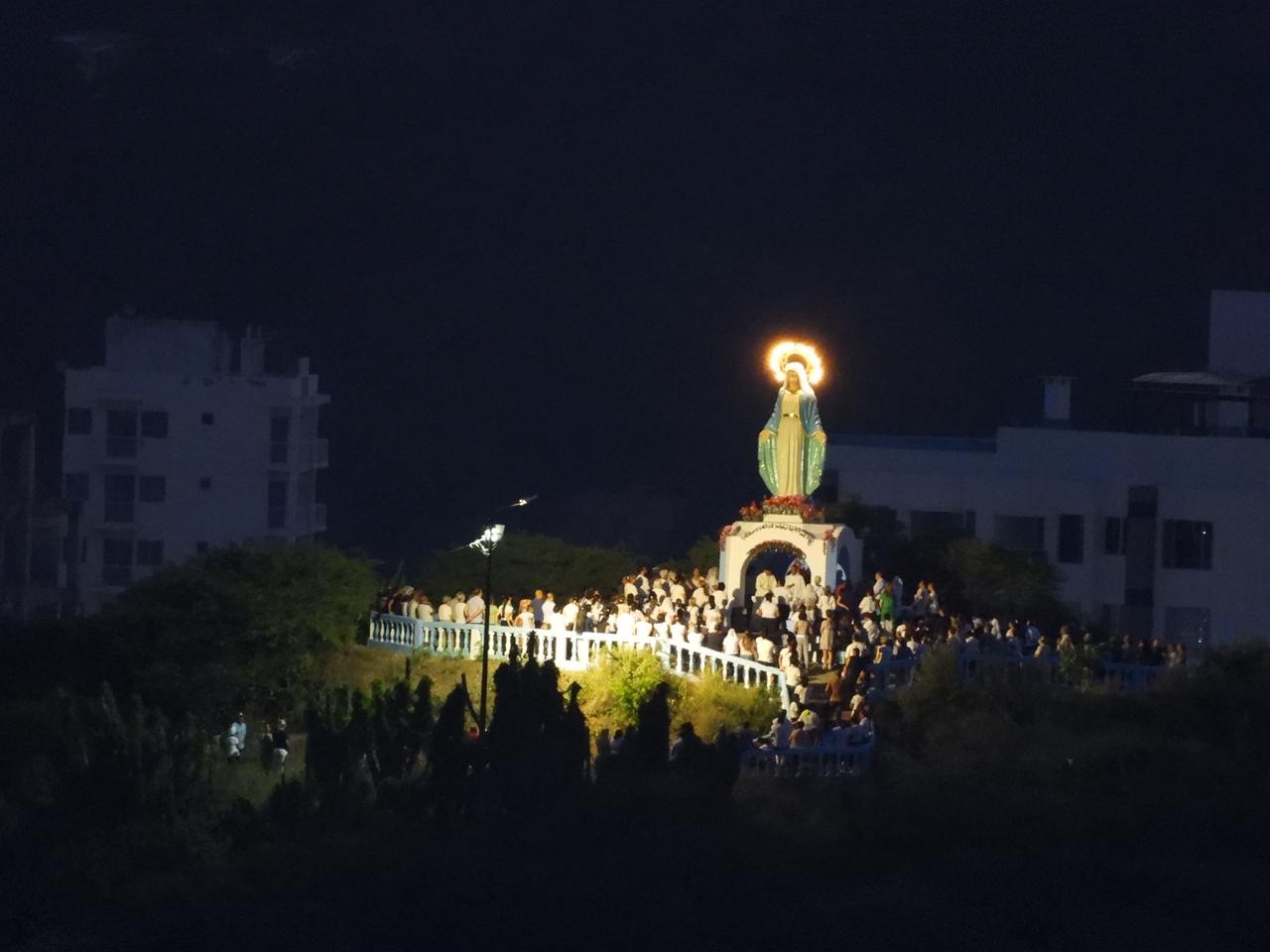 Fieles samarios acompañan el inicio de la novena a la Virgen de la Medalla Milagrosa en el Cerro Cundí. Foto: Parroquia San José.