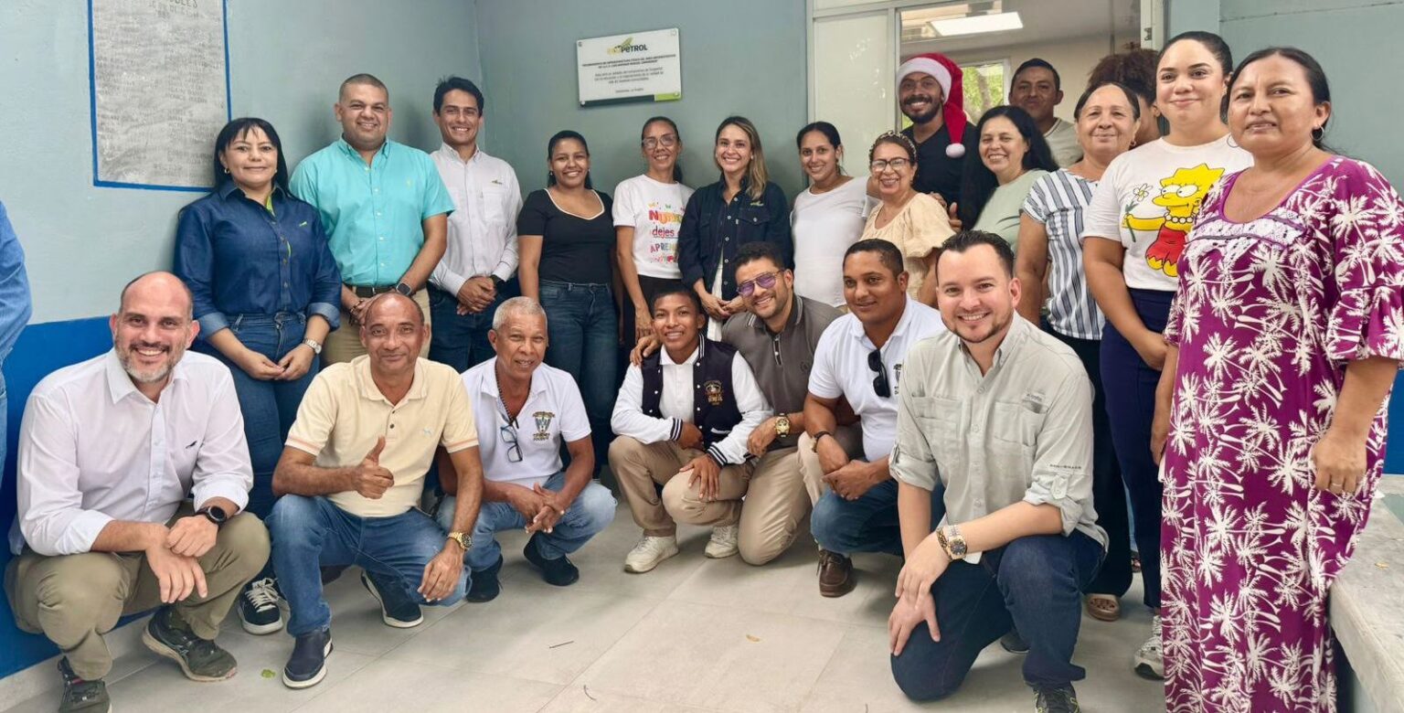 Funcionarios de la secretaria de Educación del distrito de Riohacha recibieron información de funcionarios de Ecopetrol de cómo se impacta positivamente en las instituciones educativas. Foto: Ecopetrol
