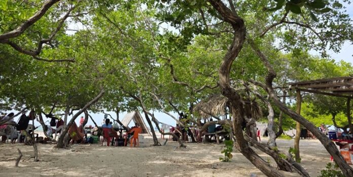 Las playas de Mayapo lucen colmadas de visitantes cada fin de semana, reflejando su creciente atractivo turístico en La Guajira . Foto:LaGuajiraHoy