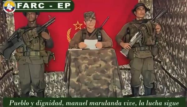 Captura de video tomada de rastreo de redes del jefe del Estado Mayor Central (EMC), la mayor disidencia de las FARC, Néstor Gregorio Vera (c), alias Iván Mordisco. Mordisco reapareció este martes en un video difundido en redes sociales en el que amenazó al Gobierno colombiano por los bombardeos en los que murieron al menos 12 menores de edad reclutados por ese grupo. EFE