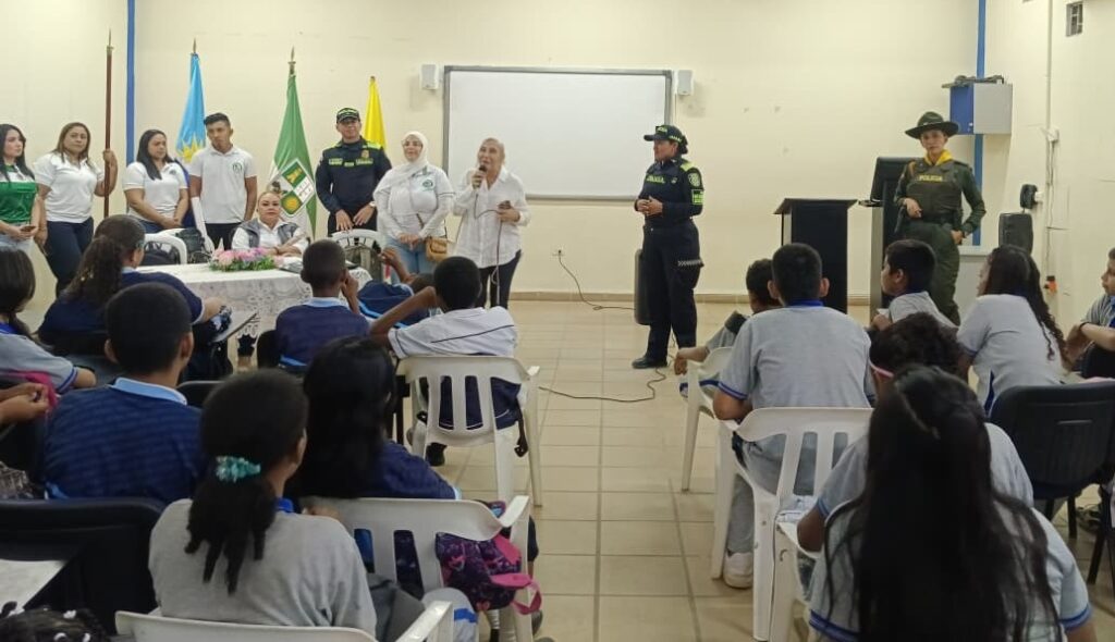 Ángela Pérez, representante de la Fiscalía, socializa rutas de atención y factores de protección para fortalecer el cuidado de los estudiantes.. Foto: Policía