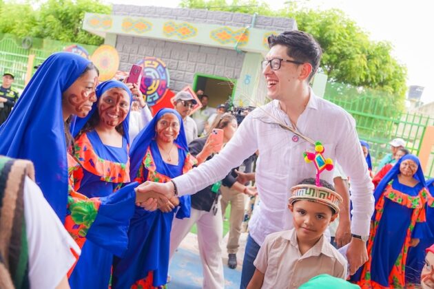 El ministro de Educación comparte momento especial con estudiantes rurales recién graduados, en La Guajira.. LaGuajiraHoy