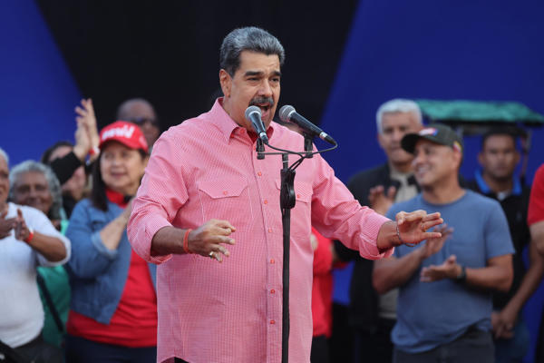 El presidente de Venezuela, Nicolás Maduro, habla durante un evento este sábado, en Caracas (Venezuela). Maduro cantó la emblemática canción 'Imagine' del músico británico John Lennon durante un acto en medio de las crecientes tensiones con Estados Unidos, a cuyo Gobierno acusó de pretender "bombardear e invadir" el país suramericano. EFE/ Miguel Gutierrez